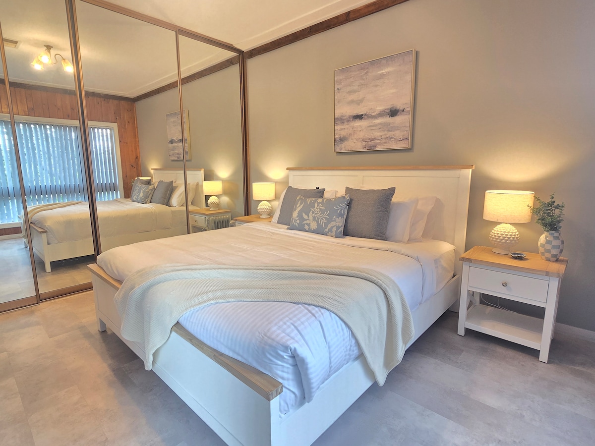 مشرقة ومنعشة ومغطاة بالكتان الناعم – ملاذك بعد يوم من الاستكشاف أو الاسترخاء.