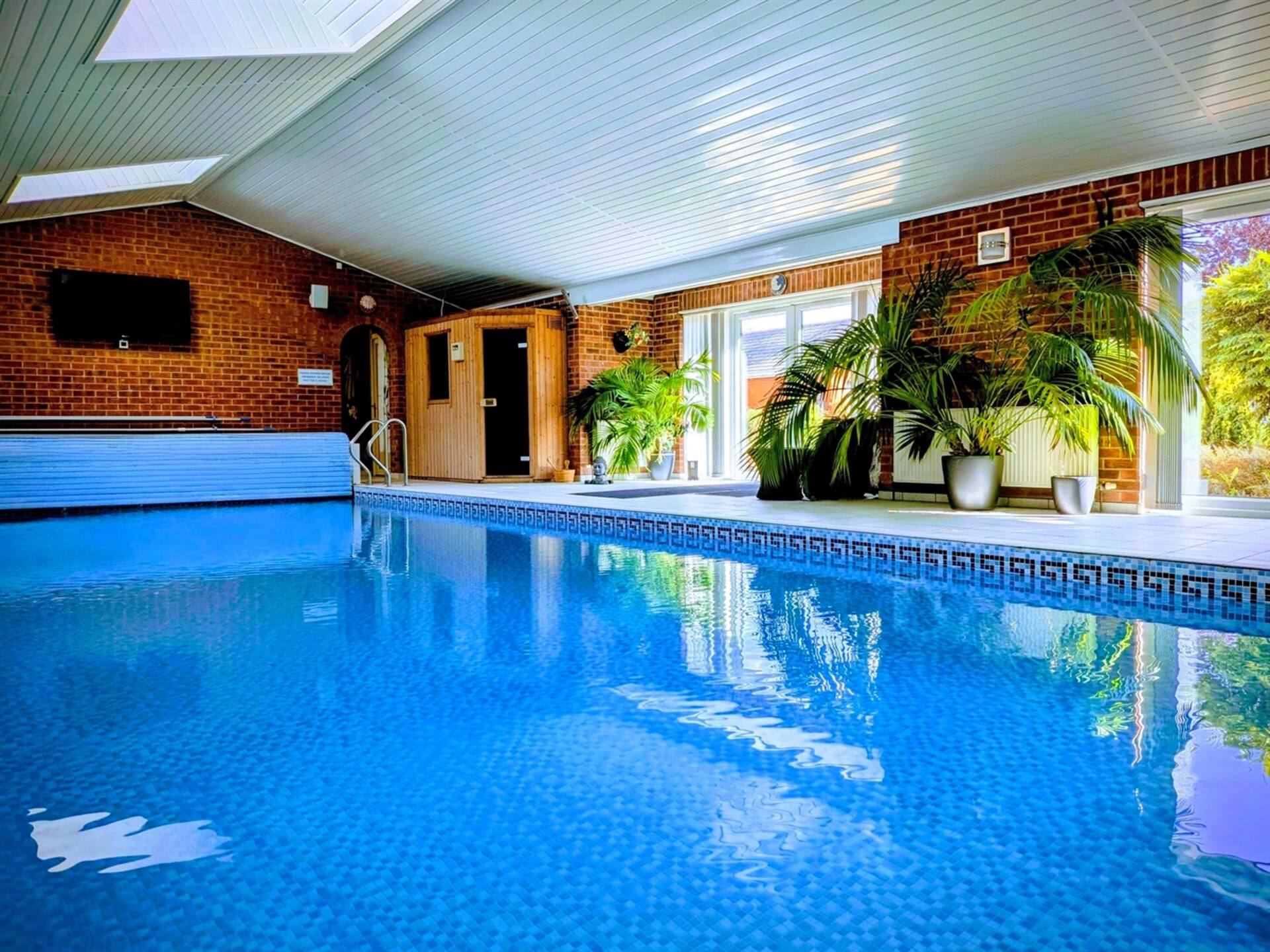 Aberfall Luxury Retreat Indoor Heated Pool Hot Tub Saunas Gym Cinema Grounds