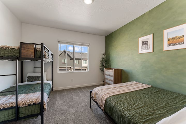 Grand lit + lit double/lit superposé