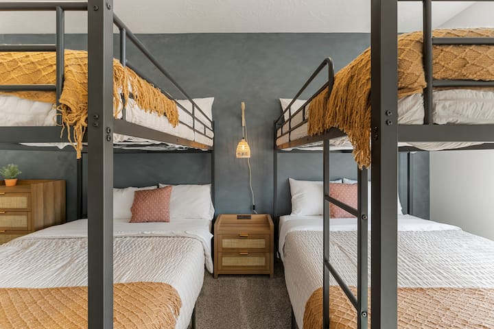 Grand lit + lit double/lit superposé