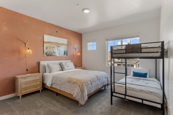 Grand lit + lit double/lit superposé