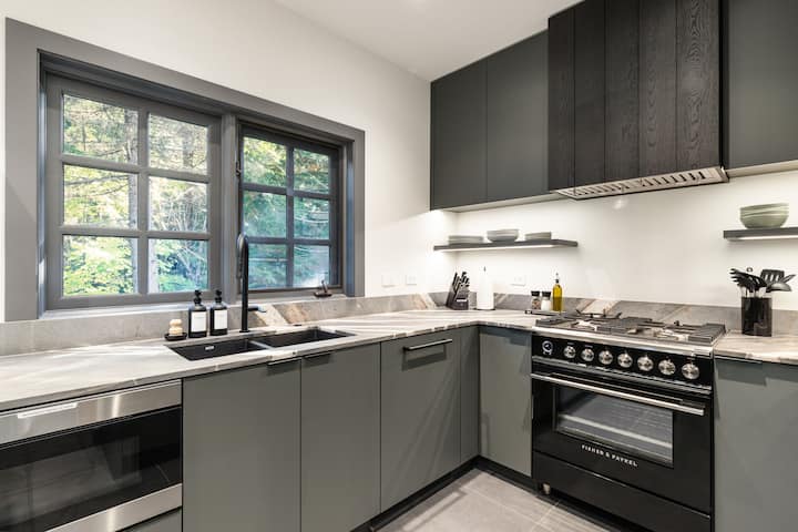 Luxe 4br| Ski + Bike In/out |Private Hot Tub - Whistler