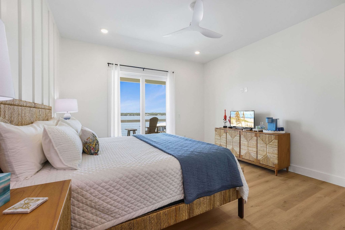 חדר שינה מס' 3 בקומה העליונה עם נוף לגונה, מיטת קינג סייז, חדר רחצה פרטי וגישה למרפסת. 