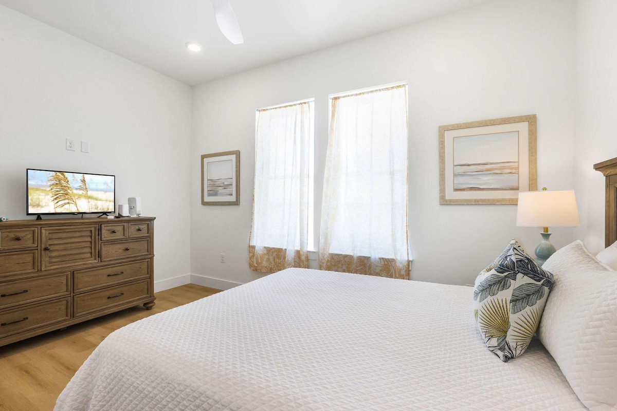 חדר שינה מס' 4 בקומה העליונה עם מיטת קווין סייז, גישה למרפסת וחדר רחצה פרטי.