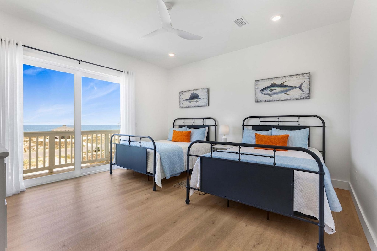 חדר שינה מס' 6 בקומה העליונה כולל נוף לחוף הים, 2 מיטות קווין סייז, גישה למרפסת וחדר רחצה פרטי