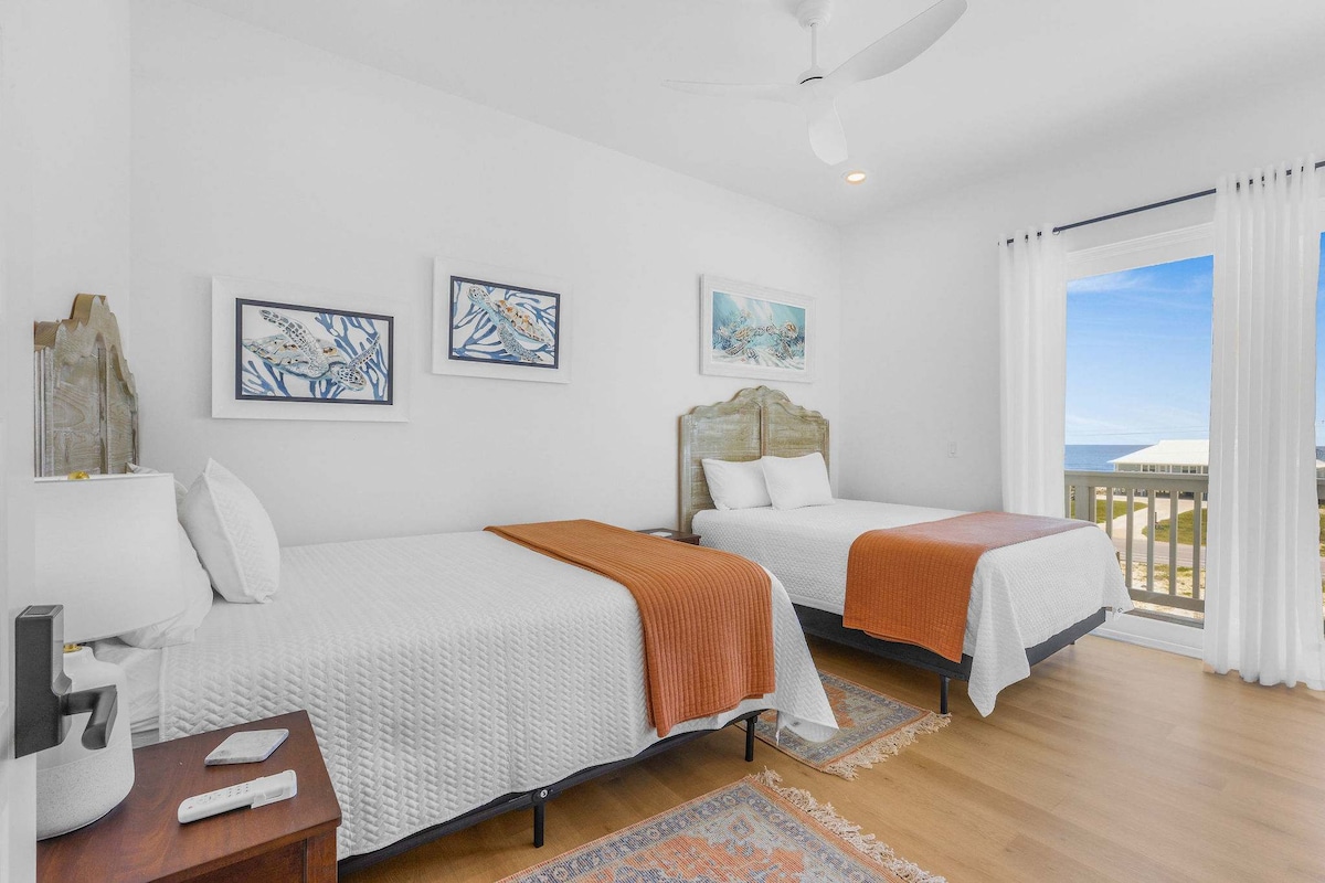 חדר שינה מספר 5 בקומה העליונה כולל נוף לחוף הים, 2 מיטות קווין סייז, גישה למרפסת וחדר רחצה פרטי.