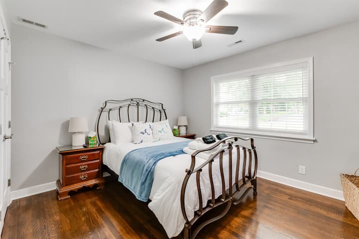 Dormitorio Queen 2: ¡La elegante cama con marco de metal y los cálidos suelos de madera invitan a pasar noches tranquilas en Richmond!