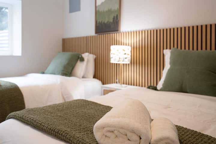 Detaily hodné hotela, ako sú zrolované uteráky a umelecké diela, vytvárajú príjemnú symetriu.