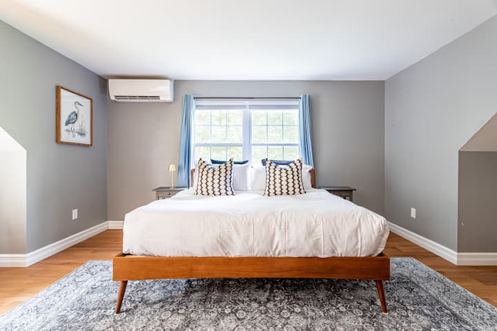 Ova spavaća soba ima veliki bračni madrac 