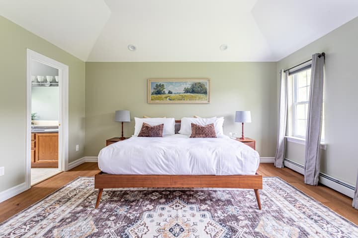 Glavna spavaća soba s pogledom na prednji vrt 