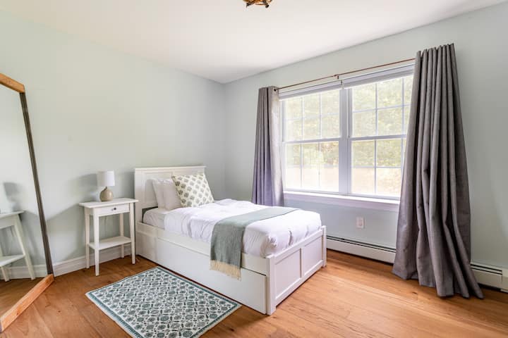 Dvokrevetna soba s pomoćnim ležajem i pogledom na bazen 