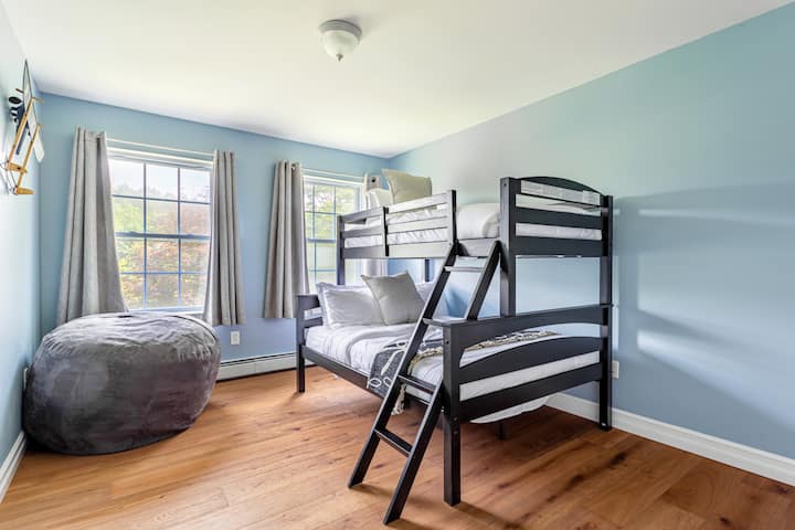 Četvrta spavaća soba ima bračni krevet ili dva kreveta na kat 