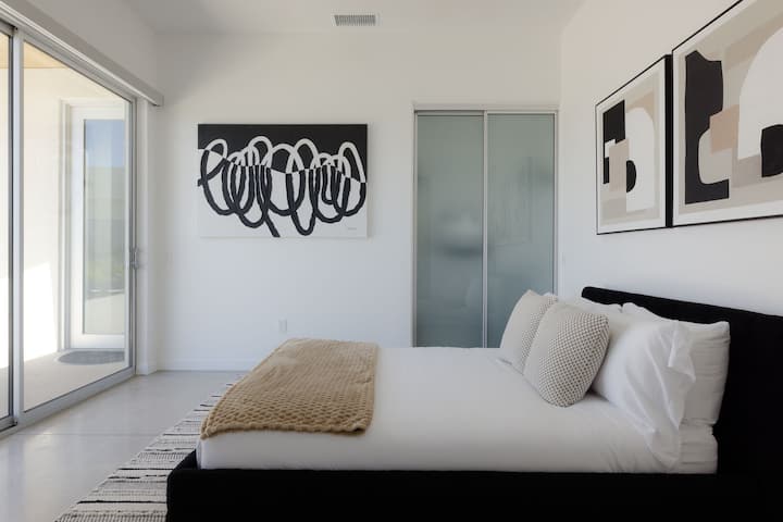 El dormitorio 2 cuenta con una cama queen.