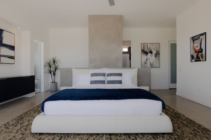 El dormitorio principal cuenta con una cama tamaño king.