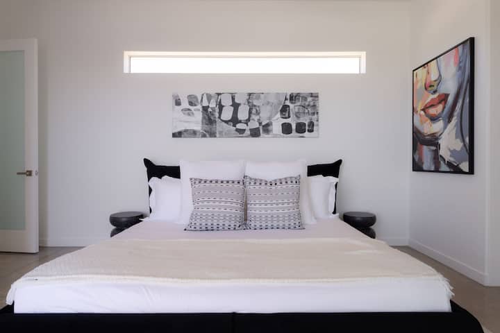 El dormitorio 3 cuenta con una cama tamaño king.
