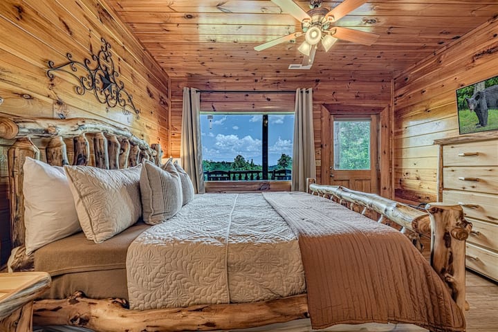 Druhý apartmán s manželskou posteľou ponúka súkromný prístup na terasu, útulný elektrický krb a inteligentnú televíziu s Roku, ideálny celoročný oddych.