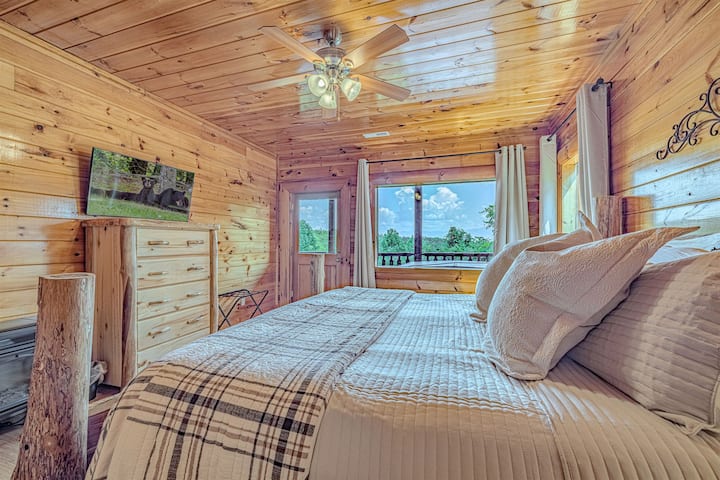 Priestranná hlavná manželská izba s oknami, ktoré vás prenesú do prírody.