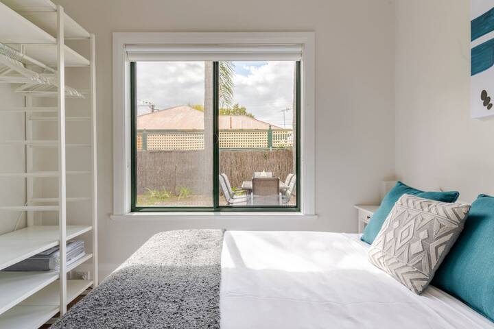 Втора спална соба со поглед кон двор