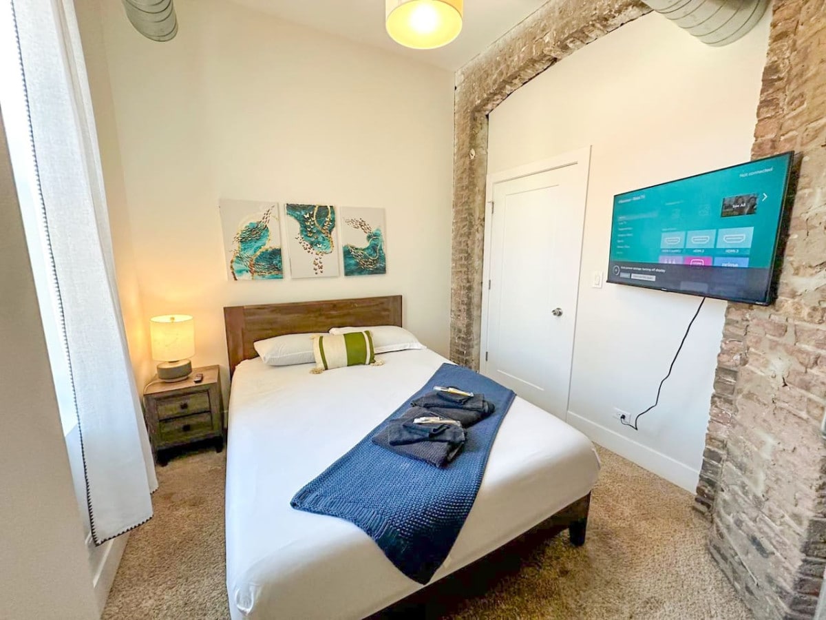 设计精美的标准双人床卧室。