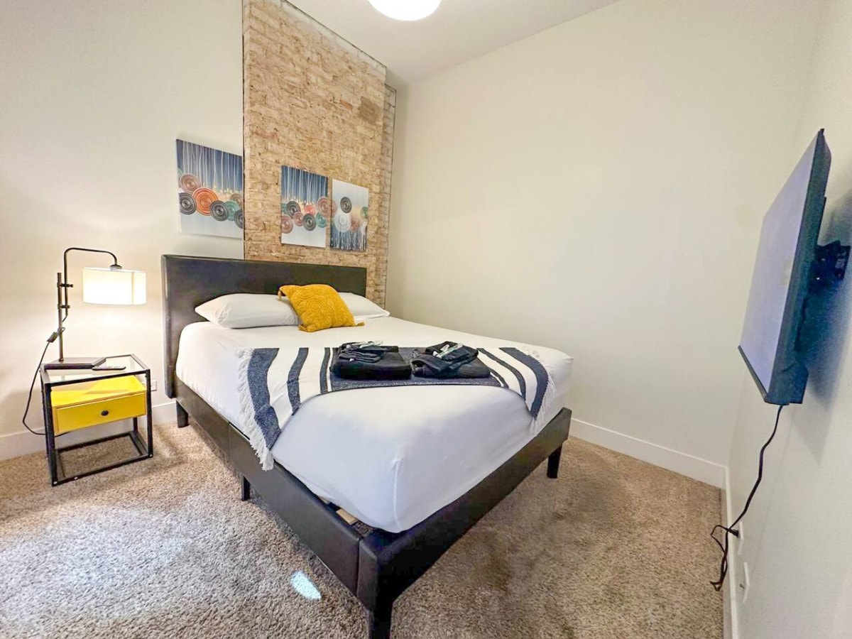 设计精美的标准双人床卧室。