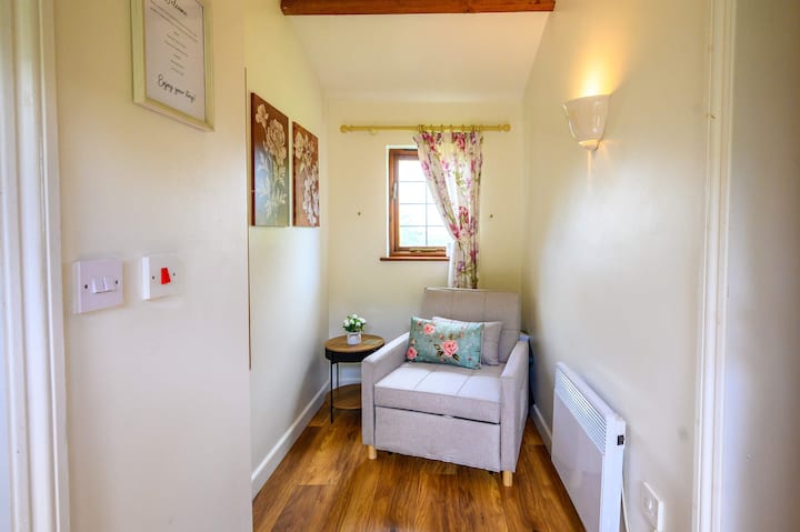 Rose se acurruca con un sofá cama individual 