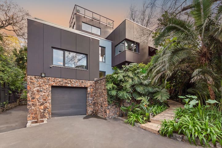 Higgo Escape – Pool • Views • WiFi