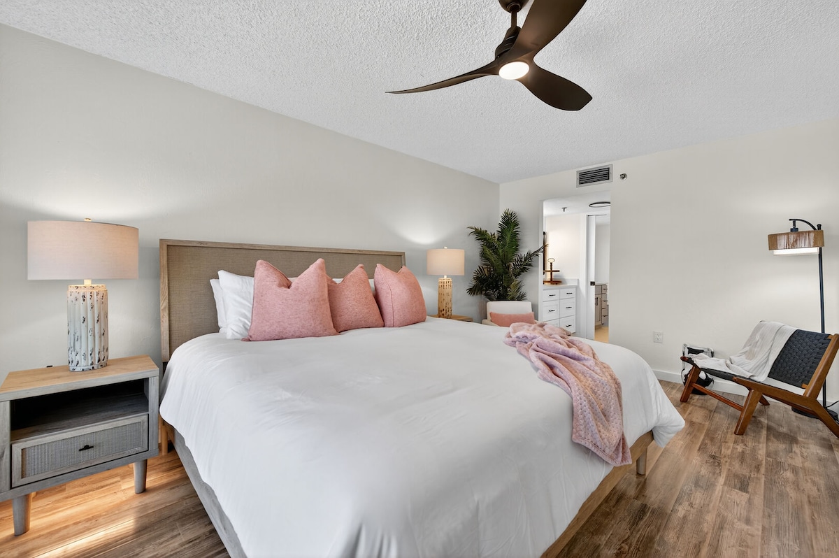 1/1 with sunset view, beach access and heated pool