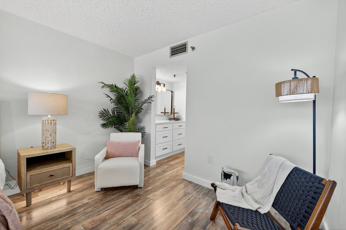 1/1 with sunset view, beach access and heated pool