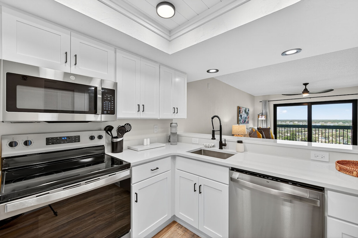1/1 with sunset view, beach access and heated pool