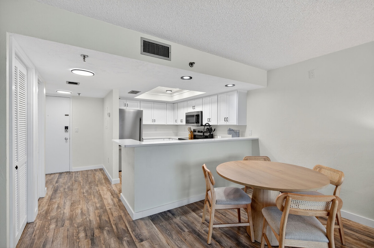 1/1 with sunset view, beach access and heated pool