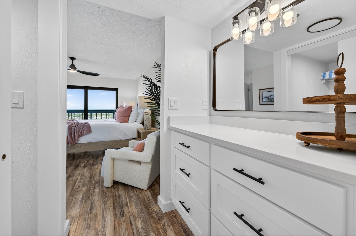 1/1 with sunset view, beach access and heated pool
