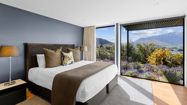 Chumba cha kulala cha Matakauri House kilicho na Mandhari ya Bustani