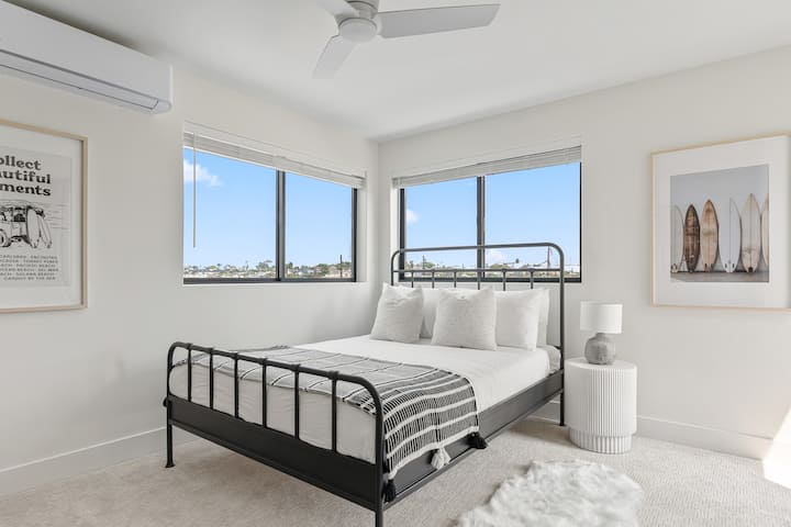 Druhá spálňa Point View Retreat má manželskú posteľ, prístup na balkón, televízor a vlastnú kúpeľňu.