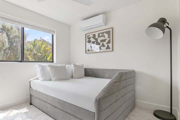 Bonusová izba Point View Retreat má manželskú posteľ s dvojitou výsuvnou posteľou.