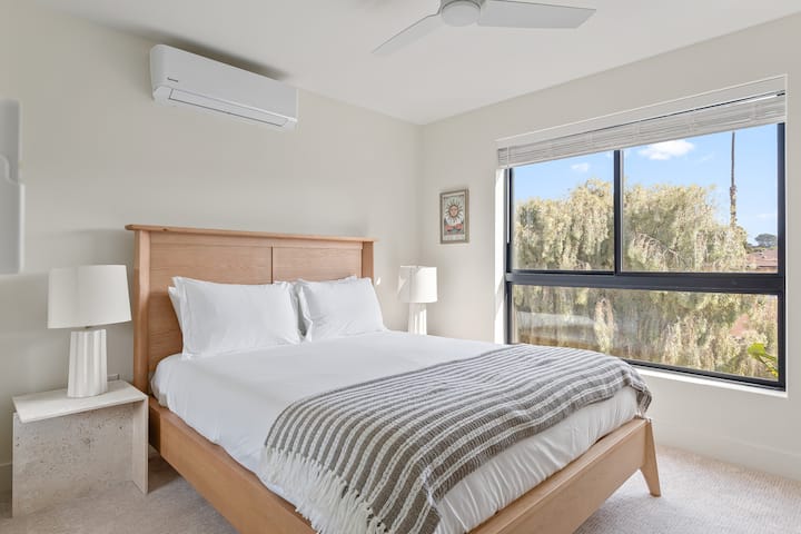 Druhá spálňa Point View Luxe má manželskú posteľ, televízor a vlastnú kúpeľňu.