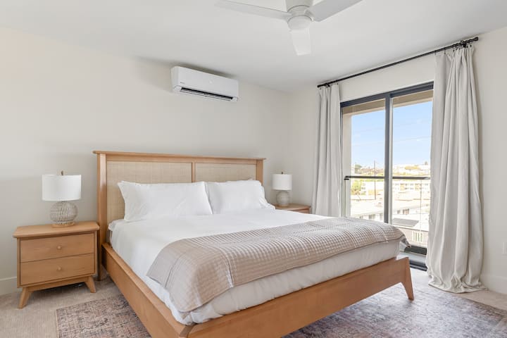 Hlavná spálňa Point View Luxe má manželskú posteľ, televízor, stôl a vlastnú kúpeľňu. 