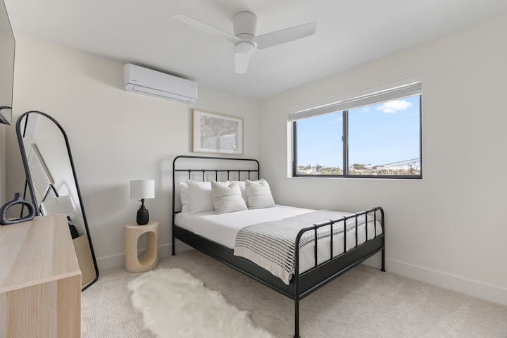 Tretia spálňa Point View Luxe má manželskú posteľ a televízor.