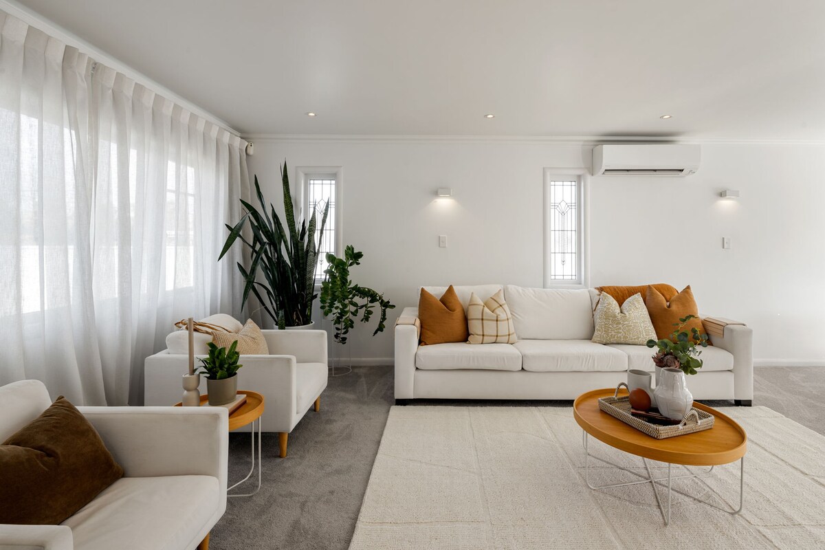 Top Airbnb: Stylish Gully Retreat with Spa and Office in Waikato