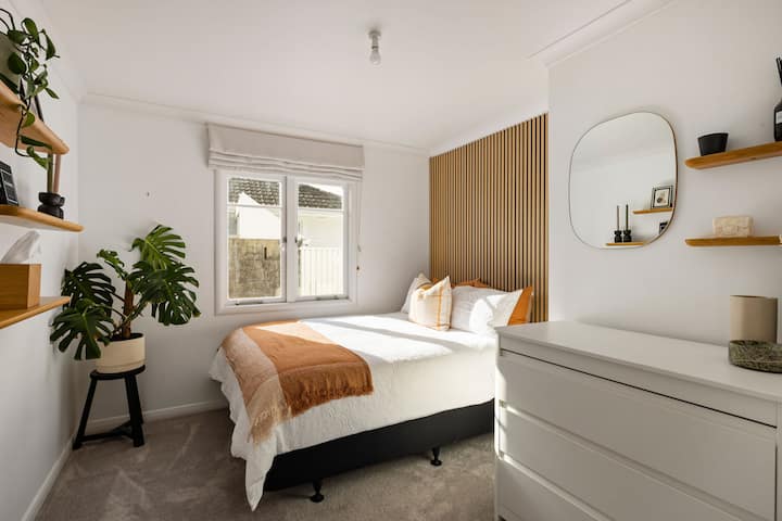 Chambre confortable et élégante avec grand lit – conçue pour des nuits reposantes et des matins relaxants.