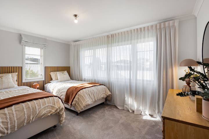 Chambre double lumineuse et polyvalente avec deux lits simples king – parfaite pour les enfants, les amis ou les voyageurs supplémentaires.