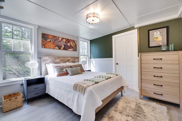 Dhomë gjumi e bollshme #2 me depo veshjesh. 