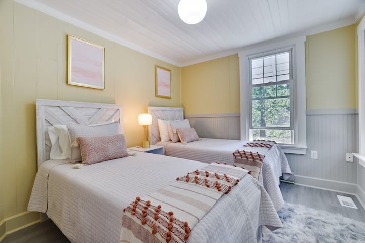 Mirë se vjen në dhomën e gjumit #3 në katin e dytë me 2 krevate dopio.