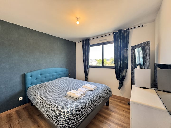 Zona de dormitorio con baño en suite.