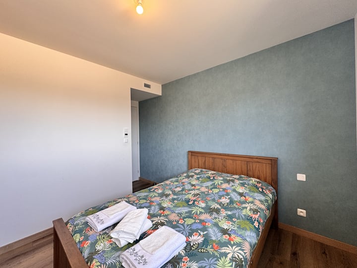 Dormitorio con cama doble.