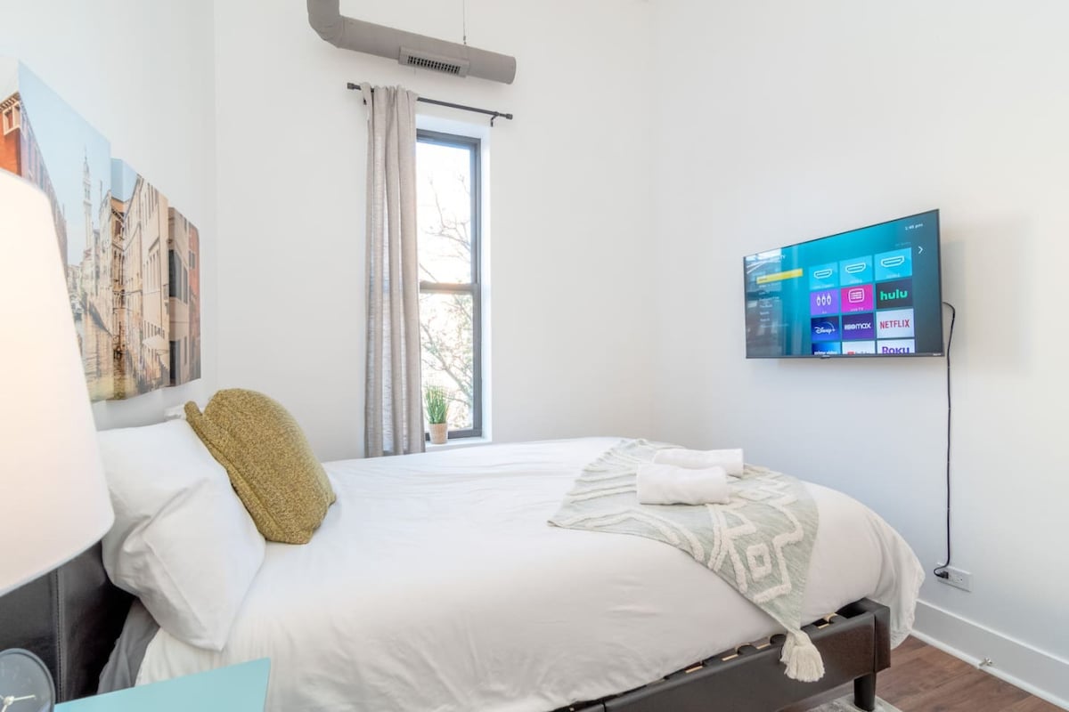 ლამაზად გაფორმებული საძინებელი, რომელშიც დგას 152×203 სმ ზომის საწოლი.