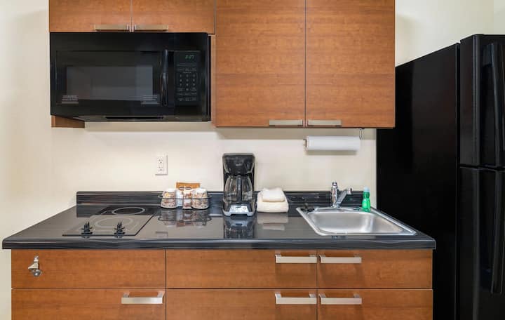Explore Amarillo, Spacious Room With Full Kitchen - Amarillo, TX
