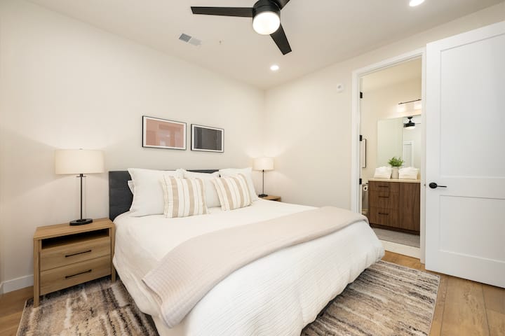 在宁静的卧室度假胜地，您可以沉浸在清爽的床单和柔软的纹理中，配备现代化的便利设施和套房卫生间，让您尽享极致舒适。