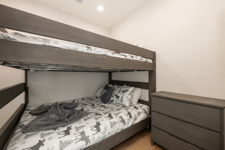 您的孩子一定会喜欢这张舒适的上下铺床，配有迷人的野生动物主题床上用品和充足的储物空间。