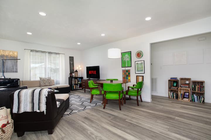 Cozy Corner: Spacious Area & Outdoor Lounges! - Knoxville, TN