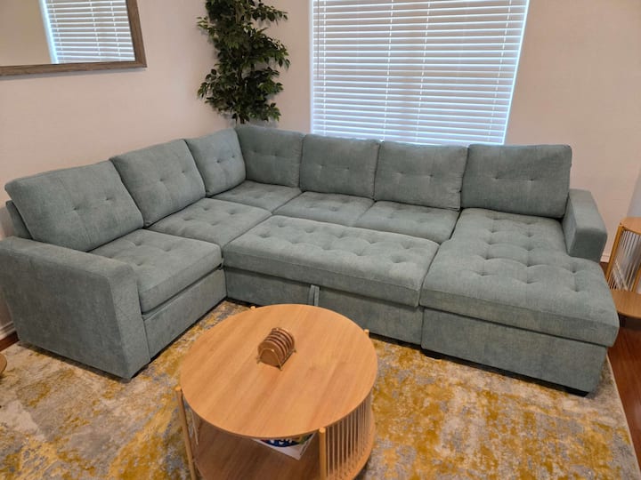 Sofá seccional convertido en cama (capacidad para 1 persona cómodamente, posiblemente 2)